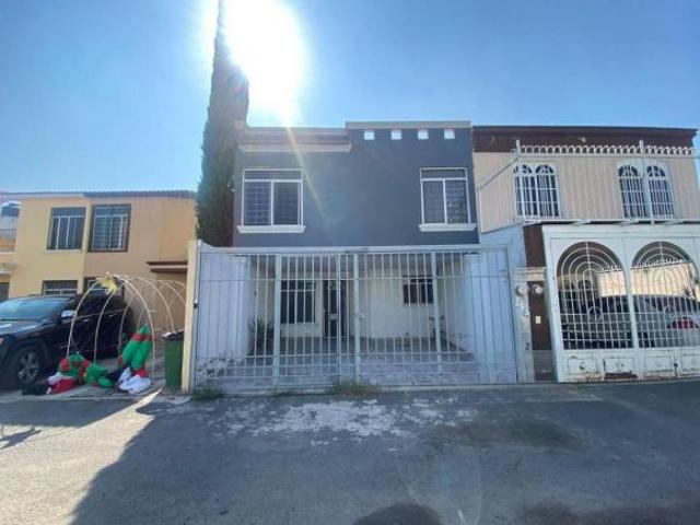 CASA EN VENTA EN TLAQUEPAQUE, JALISCO FRACC. VILLA FONTANA