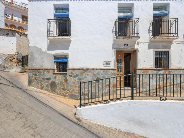 Casa en venta en Tolox. Casa de pueblo tradicional con solárium en la azotea y hermosas vistas. Casas.
