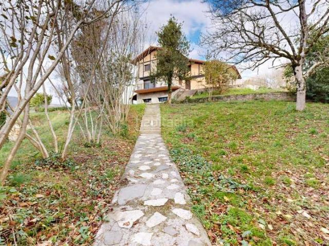 Casa en venta en Tolosa. PRECIOSA VILLA UNIFAMILIAR CON PISCINA. Casas.