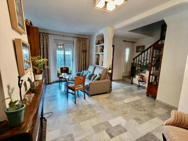 Casa en venta en Tomares, Las Almenas. Casa en venta en Las Almenas, 4 dormitorios. Casas.