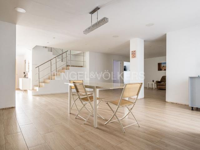 Casa en venta en Tomares, Las Almenas. Exclusiva vivienda con apartamento privado y terraza en el corazón de Tomares. Casas.