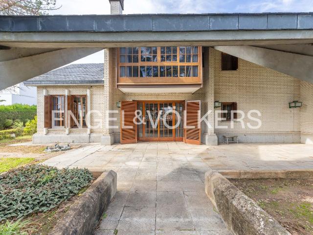 Casa en venta en Tomares, Santa Eufemia. Residencia de autor con jardín, piscina y vistas panorámicas en Tomares Sevilla. Casas.