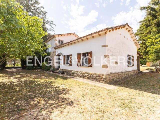 Casa en venta en Tona. Chalet en zona privilegiada de Tona con jardín, piscina y frontón. Casas.