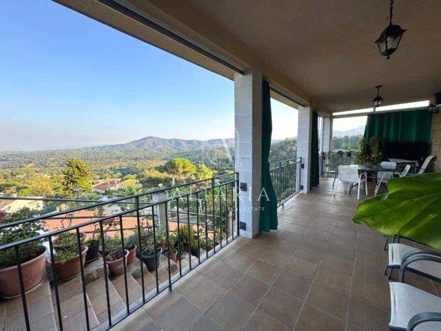 Casa en venta en Tordera, Niàgara Parc Àgora Parc. Chalet independiente con piscina, huerto y vistas panorámicas al mar y la montaña. Casas.