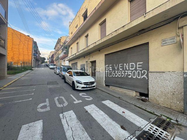 Casa en venta en Tordera, Sant Pere. Edificio formado por dos Locales en planta baja y planta superior. Casas.
