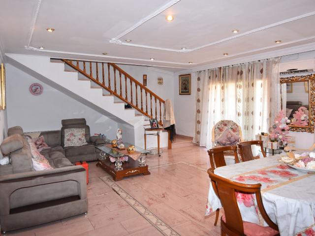 Casa en venta en Tordera, Tordera. Casa 2 Plantas con garaje para 4 coches centro de Tordera. Casas.