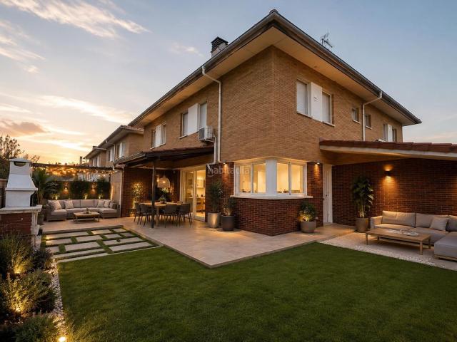 Casa en venta en Tordera, Tordera. EXCLUSIVA CASA EN FIBRACOLOR ESQUINERA, 3H 2B 1A PK JARDIN. MUY SOLEADA, FRENTE PARQUE. Casas.
