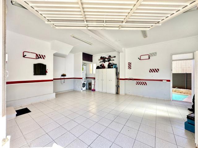 Casa en venta en Torelló. Casa amb jardí i piscina a Torelló. Casas.