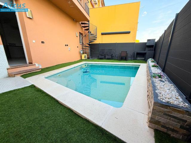 Casa en venta en Torelló. ¡Casa esquinera en venta con jardín, piscina privada y garaje en venta!. Casas.