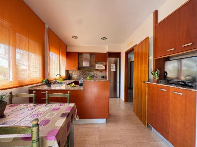 Casa en venta en Torre de Claramunt La. Espectacular casa seminueva a los cuatro vientos en La Torre de Claramunt pueblo, gran jardín, 4 dormitorios dobles gran sala, ga. Casas Torre de Claramunt.