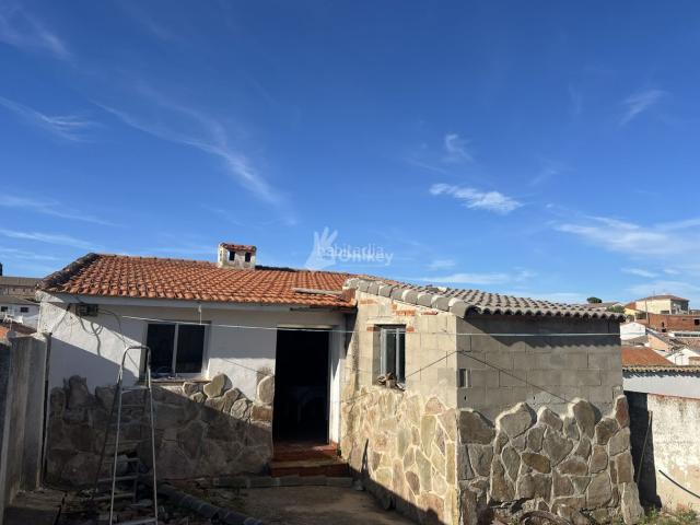 Casa en venta en Torre de Esteban Hambrán La. Oportunidad única para Vivir en un Entorno Rural! Se ofrece para la venta una Pequeña y acogedora Casa con parcela situada en el e. Casas Torre de.