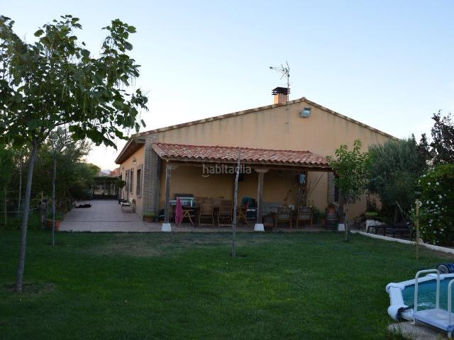 Casa en venta en Torre del Burgo. Chalet Independiente de 325m2 a 10min. de Guadalajara, ideal para trabajarlo con casa rural. Casas Torre del.