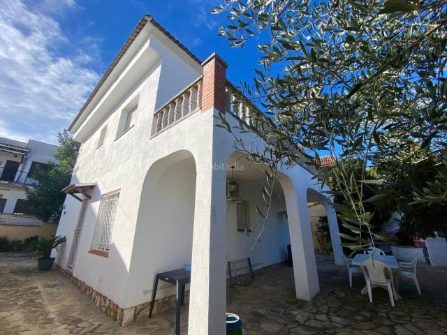 Casa en venta en Torredembarra, Els Munts Costa Dorada. Chalet de dos planta con jardín y 7 dormitorios. Casas.