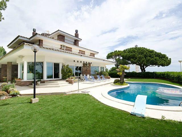 Casa en venta en Torredembarra, Els Munts Costa Dorada. Exclusiva villa de lujo en un acantilado. Casas.