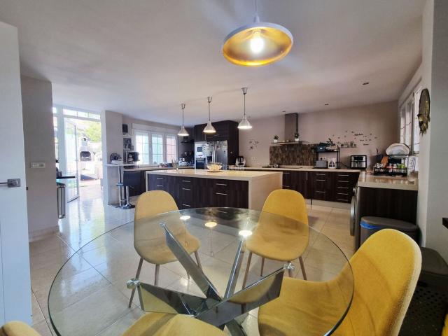 Casa en venta en Torrejón de la Calzada. Amplio chalet de cinco habitaciones, 245 m2 en tres plantas. Casas Torrejón de la.