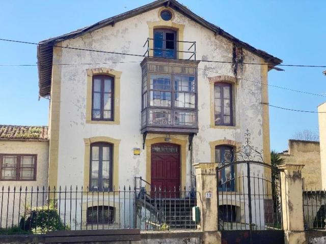 Casa en venta en Torrelavega, Cerezo Aspla Torres. En pleno centro de Torrelavega, donde todo está a un paso, se alza esta imponente casona de estilo indiano, una propiedad única qu. Casas.