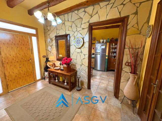 Casa en venta en Torrelavit. Casa adosada en Torrelavit Encanto rústico y modernidad. Casas.