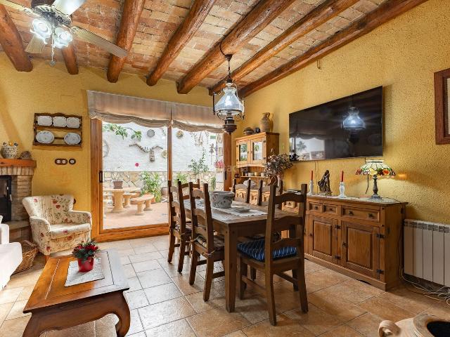 Casa en venta en Torrelavit. Elegancia, amplitud y serenidad en el corazón de Torrelavit. Casas.
