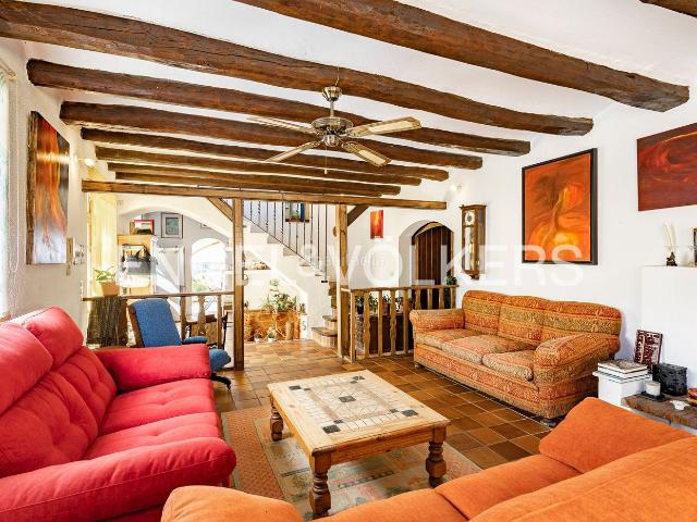 Casa en venta en Torrelles de Foix. Masía con encanto, privacidad y vistas excepcionales. Casas Torrelles de.