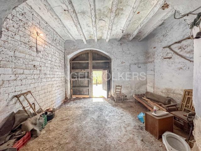 Casa en venta en Torrelles de Foix. Casa a rehabilitar con gran potencial. Casas Torrelles de.
