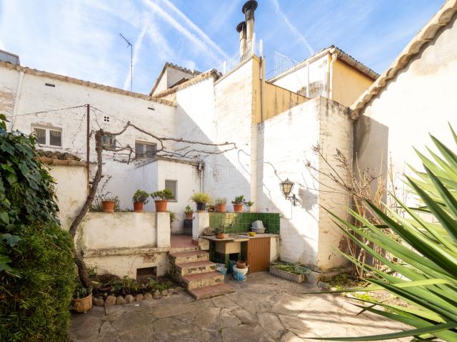 Casa en venta en Torrelles de Foix. Casa de pueblo con patio, bodega y edificación anexa en Torrelles de Foix. Casas Torrelles de.