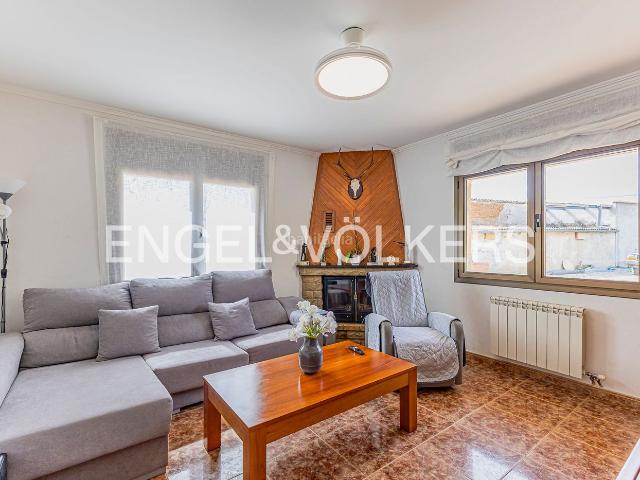 Casa en venta en Torrelles de Foix. Finca privada con masía histórica, vivienda independiente y amplios espacios. Casas Torrelles de.
