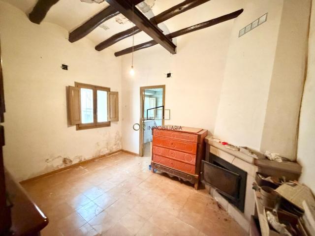 Casa en venta en Torrelles de Foix. Gran casa de 1890 para reformar completamente en el centro de Torrelles de Foix con patio de 100m2. Casas Torrelles de.