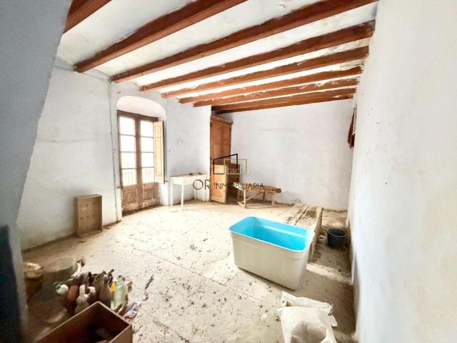Casa en venta en Torrelles de Foix. Gran casa de 1890 para reformar completamente en el centro de Torrelles de Foix con patio de 100m2. Casas Torrelles de.