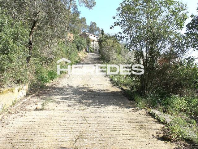 Casa en venta en Torrelles de Llobregat. con extraordinaria parcela de 10.355m2. Casas Torrelles de.