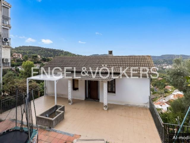 Casa en venta en Torrelles de Llobregat. Casa unifamiliar con vistas panorámicas y apartamento independiente en Cesalpina. Casas Torrelles de.