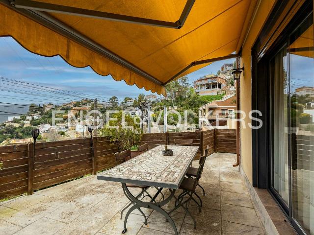 Casa en venta en Torrelles de Llobregat. Casa familiar con vistas panorámicas y apartamento independiente. Casas Torrelles de.