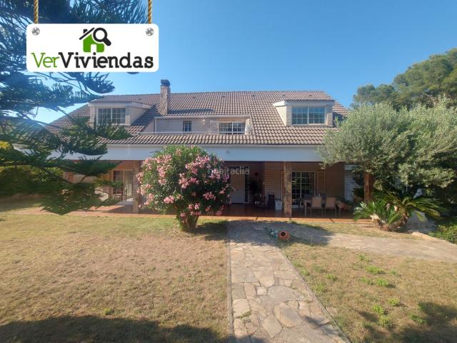 Casa en venta en Torrelles de Llobregat. Preciosa casa con piscina. Casas Torrelles de.
