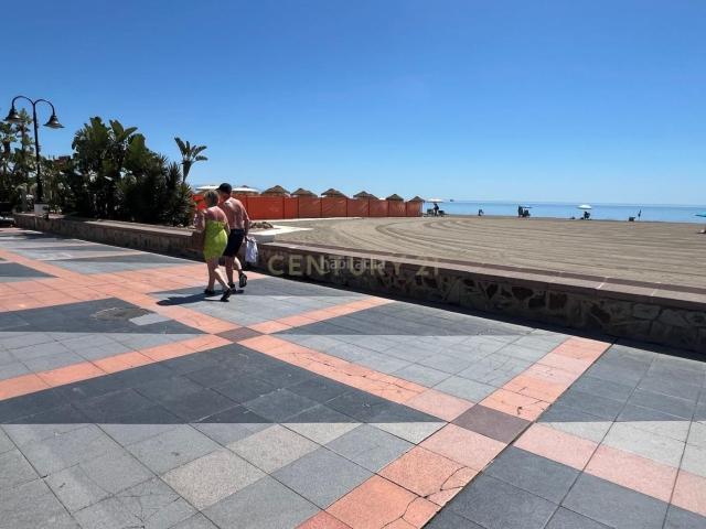 Casa en venta en Torremolinos, La Carihuela Los Nidos. EDIFICIO USO MIXTO EN VENTA EN PASEO MARÍTIMO DE LA CARIHUELA, TORREMOLINOS. MALAGA. Casas.