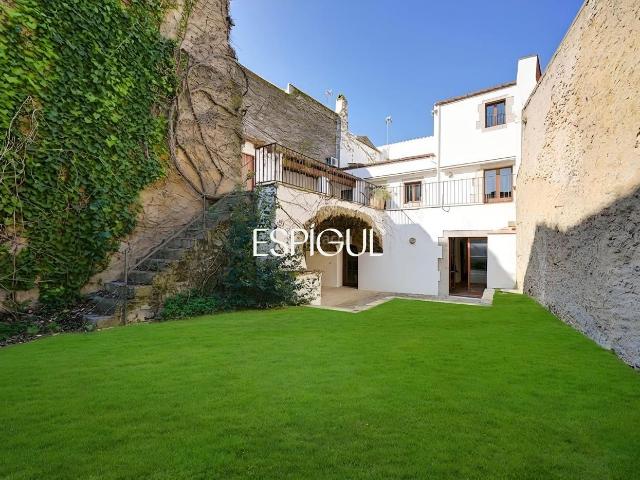 Casa en venta en Torroella de Montgrí Costa Brava. Exclusiva casa de pueblo con jardín en el centro. Casas Torroella de.