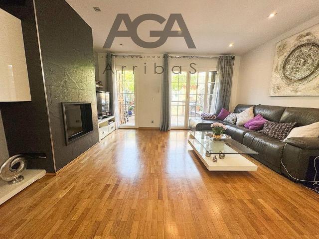 Casa adosada en venta en travesía De Montigalà, Badalona, de 244 m² 4 habitaciones por 709.900