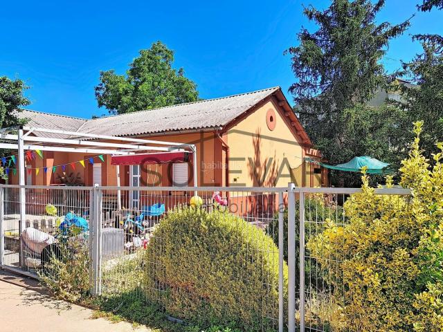 Casa en venta en Tremp Pirineos. Dos viviendas unifamiliares con jardín y parking en urbanización privada. Casas.