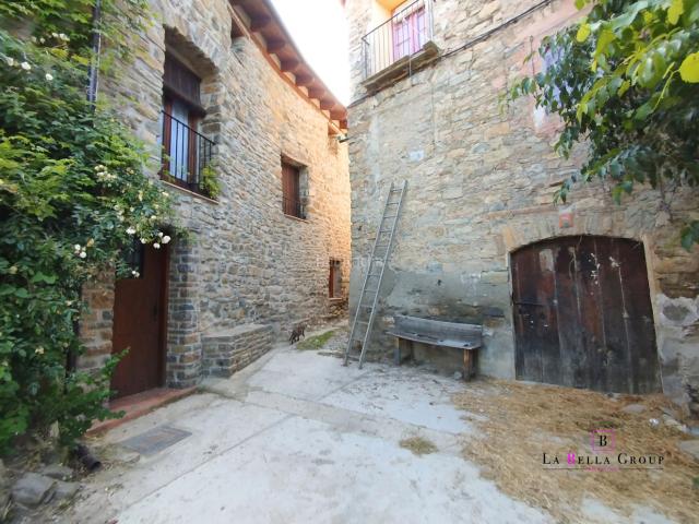 Casa en venta en Tremp Pirineos. Timagines viure en un autèntic Castell medieval?. Casas.