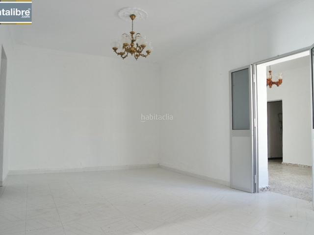 Casa en venta en Trebujena. OPORTUNIDAD. CASA DE UNA SOLA PLANTA CON SOLARIUM AZOTEA DE CASI 100 m2. Casas.