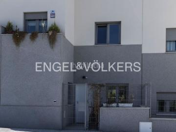 Casa en venta en Tres Cantos, Primera Fase Nuevo Tres Cantos. Exclusivo adosado de diseño contemporáneo, eficiencia energética y ático con terrazas en Tres Cantos. Casas Tres.