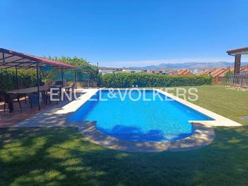 Casa en venta en Tres Cantos, Soto de Viñuelas. Exclusiva casa unifamiliar con vistas panorámicas de la Sierra de Madrid en Soto de Viñuelas. Casas Tres.