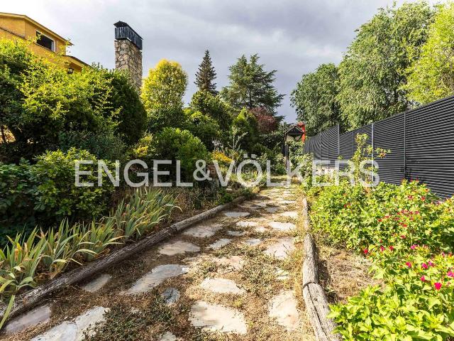 Casa en venta en Tres Cantos, Soto de Viñuelas. Espectacular villa independiente en Soto de Viñuelas Un oasis de privacidad y elegancia atemporal. Casas Tres.