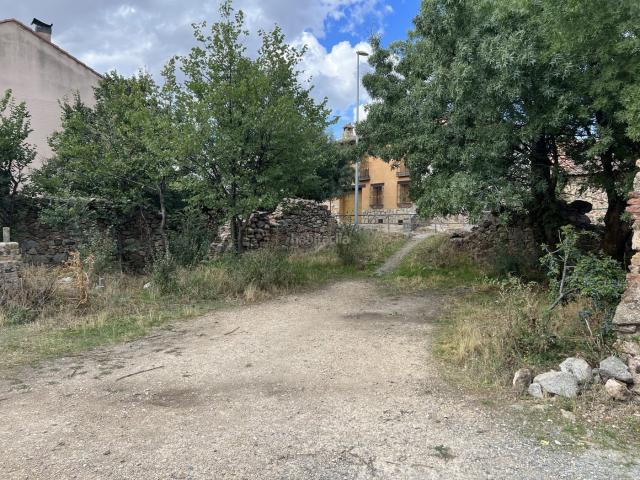Casa en venta en Trescasas. Casa de Pueblo con Patio Suelo Urbano Consolidado en Venta en TRESCASAS Segovia BENEFICIOS VIRTUDES El ACCESO desde DOS CALLES. Casas.