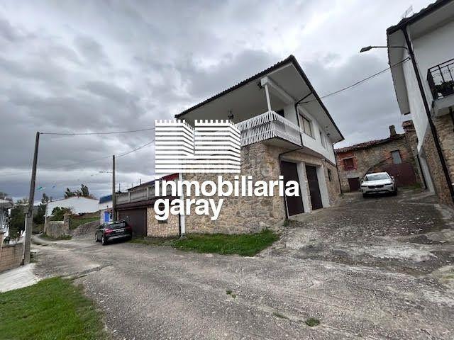 Casa en venta en Trespaderne. Casa de pueblo con terreno y garaje cercana a Trespaderne. Casas.