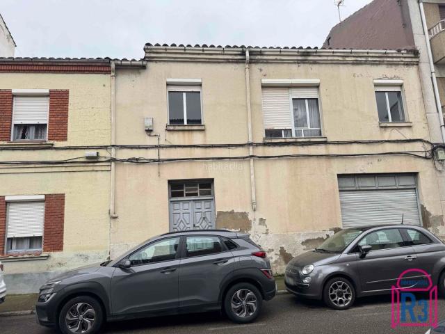 Casa en venta en Trobajo del camino. Casa para rehabilitar bien situada con local y patio. Casas Trobajo del.