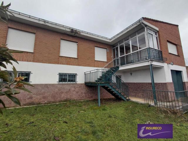 Casa en venta en Trobajo del camino. Casa de dos alturas con dos viviendas independientes en Trobajo del Camino. Casas Trobajo del.