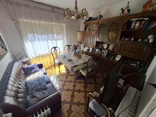 Casa en venta en Trobajo del camino. Casa individual con patio, local y nave Orientación SurOeste. Casas Trobajo del.