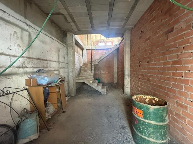 Casa en venta en Utrera, Torre Cruz Los Molinos. CASA EN BRUTO DE DOS PLANTAS CON GARAJE Y PREINSTALACIÓN PARA ASCENSOR, ZONA LA VEREDA DE UTRERA!. Casas.