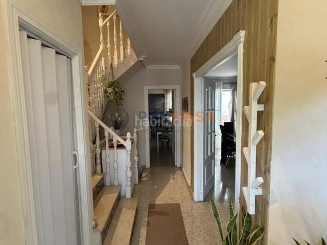 Casa en venta en Utrera, Torre Cruz Los Molinos. VIVIENDA DE TRES PLANTAS CON AZOTEA, GARAJE Y PISCINA COMUNITARIA. Casas.