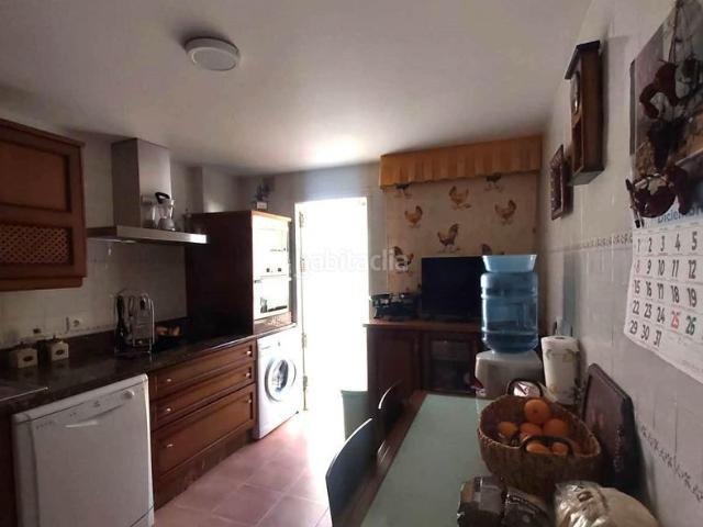 Casa en venta en Utrera, Consolación. Espectacular vivienda en una de las mejores zonas de Utrera 4 habitaciones, 3 baños, dos patios, sótano, 2 plazas de parking y más. Casas.