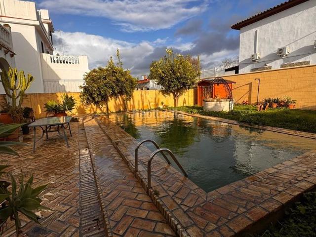 Casa en venta en Utrera, Consolación. SE VENDE CHALET EN UTRERA. Casas.